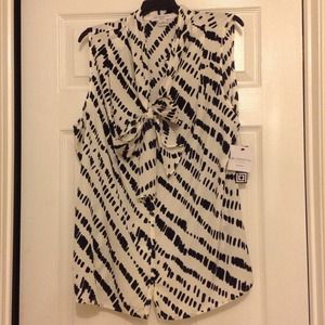NWT...Liz Black/White blouse with precious bow!