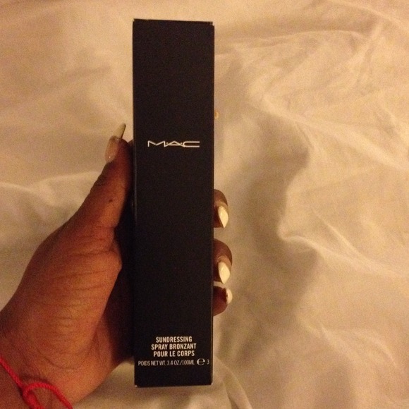 Mac Sundressing Spray Bronzant. The shade is dark.
