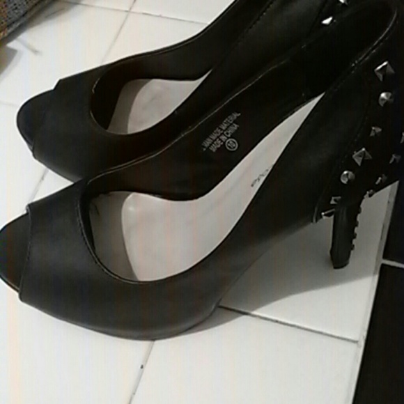Black spike pumps