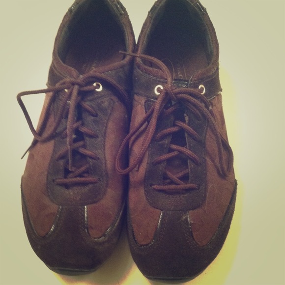 Cute, gently worn chocolate brown coach shoes!