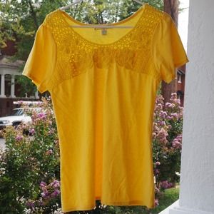 Yellow short sleeve shirt with knitting.