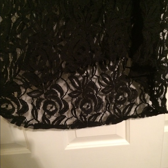 Black lace sleeveless top - Picture 3 of 3