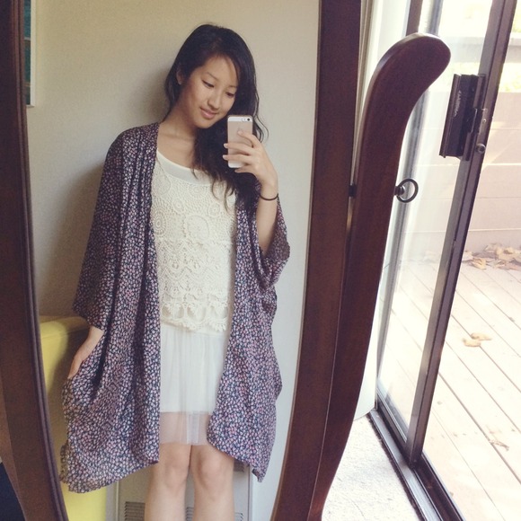 💌SOLD💌 Brandy Melville Floral Kimono - Picture 4 of 4