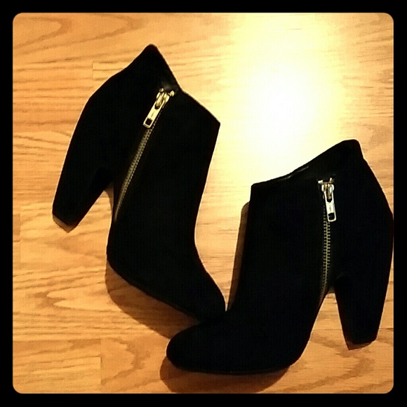 ??Black Booties with Gold zipper??