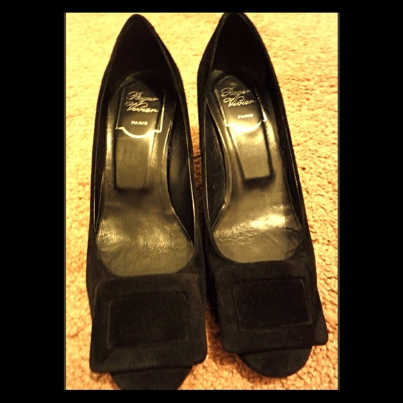 [SOLD] Auth.Roger Vivier Black Suede Wedge