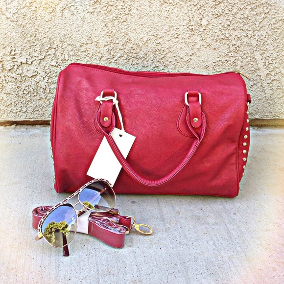❗️🚫SOLD IN BUNDLE❗️Striking Ruby Passion Handbag - Picture 3 of 4