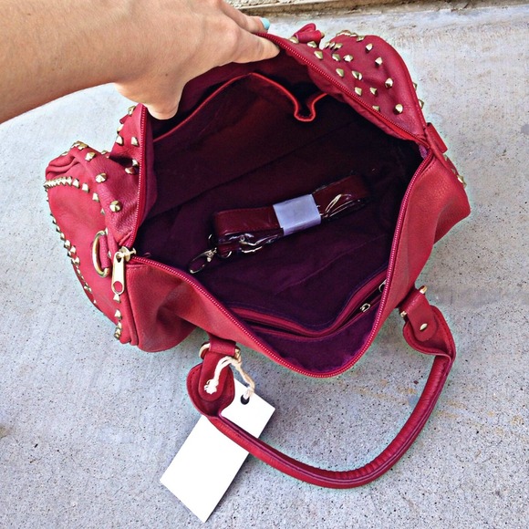 ❗️🚫SOLD IN BUNDLE❗️Striking Ruby Passion Handbag - Picture 4 of 4