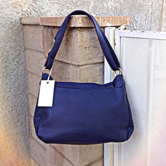 ❗️🚫SOLD IN BUNDLE❗️Steel Whispers Shoulder Bag - Picture 3 of 4