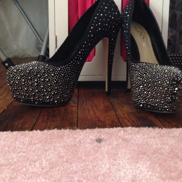 Worn once indoors Aldo heals