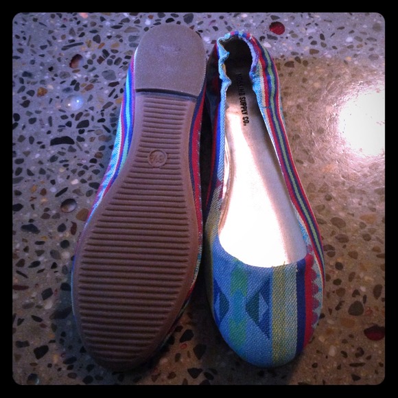 Aztec print flats NWOT