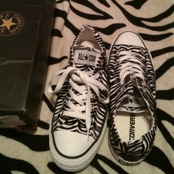BRAND NEW! White/black converse!! Still in box.