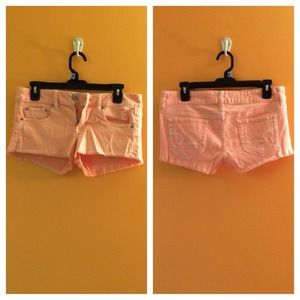 American Eagle salmon colored shorts