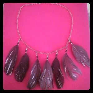 CLEARANCE‼️Grey feather statement necklace