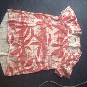 Pink and white t-shirt with Hawaiian print