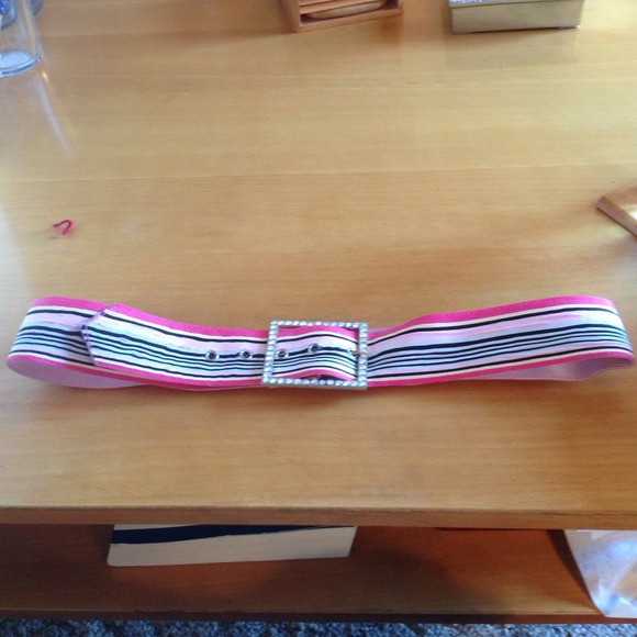 Cute belt with glam buckle!