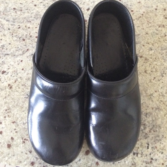 Black dansko clogs