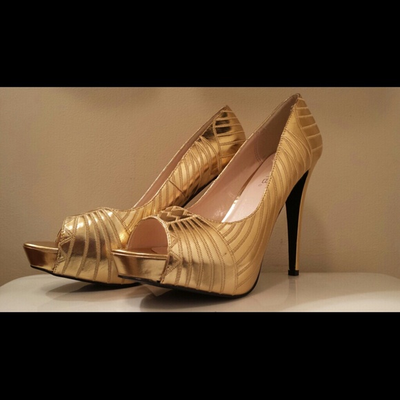 Gold peep toe shoes (New)