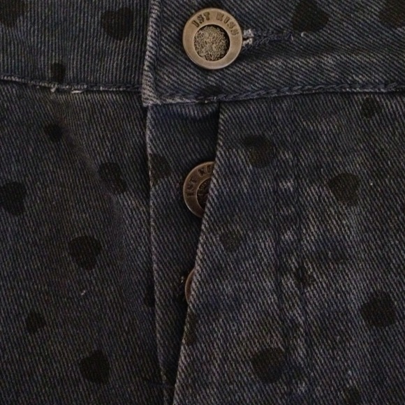 High-waisted Heart Patterned Jean Shorts - Picture 3 of 3