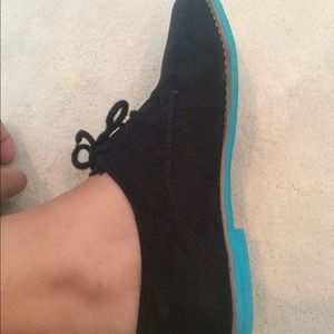 Women's black with blue sole Oxfords!