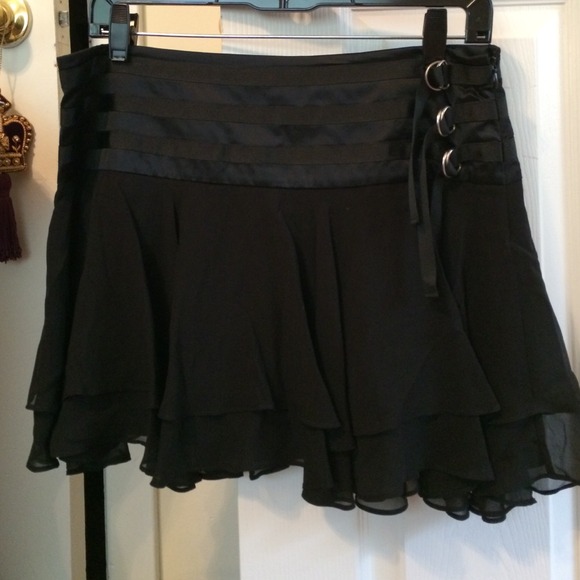 Bebe chiffon ruffly skirt size M.