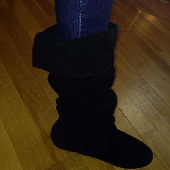 Bundled! ❤️❤️😎 Steve Madden boots and beanie!