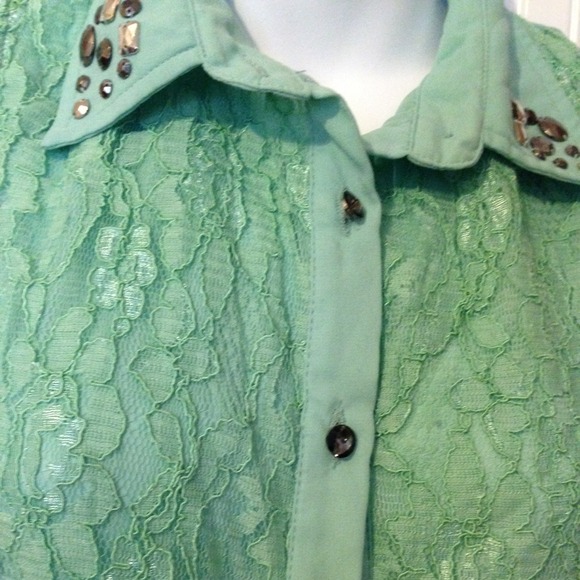 Cute top 🌻 - Picture 2 of 2