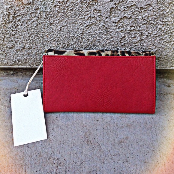 ❗️🚫SOLD IN BUNDLE❗️Scarlet Zip Animal Wallet - Picture 2 of 3