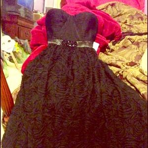 GORGEOUS BLACK ROSETTE GOWN BY ADRIANNA PAPELL
