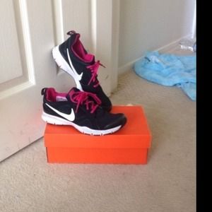 Black nike running shoes