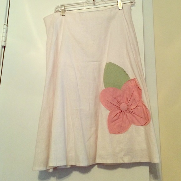 Floaty white vintage skirt w/ pink flower appliqué