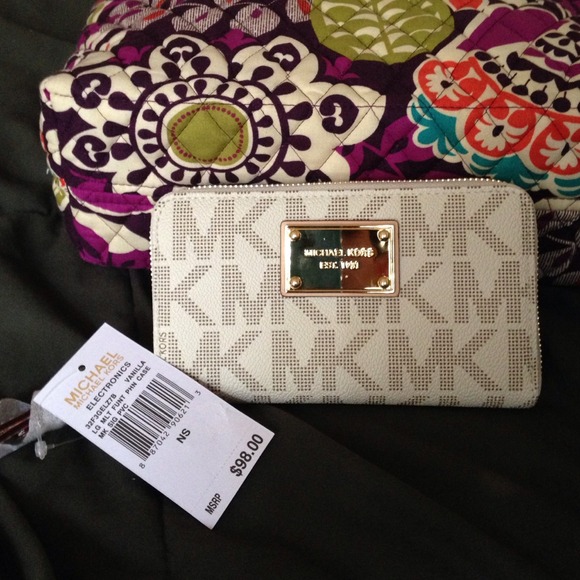 MICHAEL Michael Kors Clutches & Wallets - 🌟Mk Vanilla Multifunction Phone case/wallet🌟