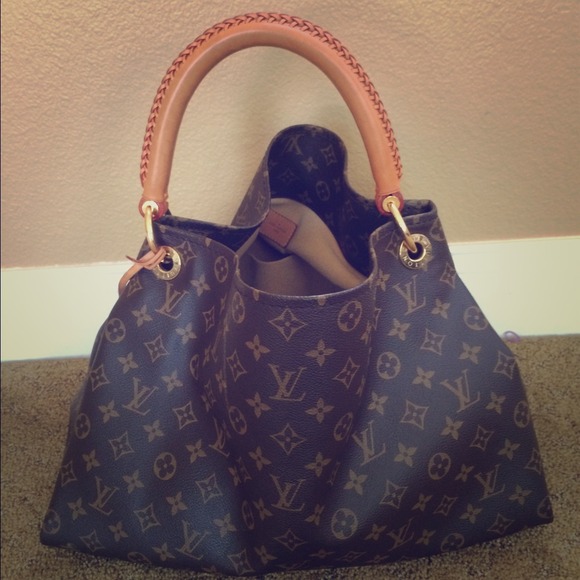 . The Artsy MM  Louis Vuitton’s handbag!❤️
