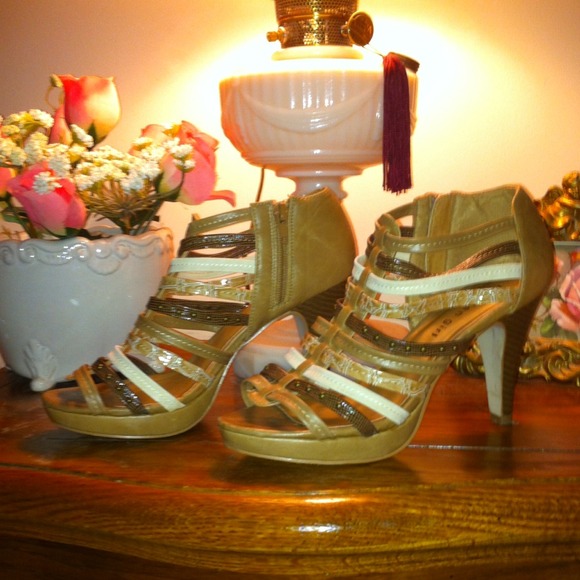 SALE.. Was $27 MADDEN GIRL PLATFORM HEELS - Picture 2 of 4