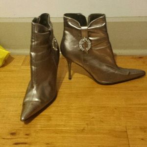 Sliver short heel boots