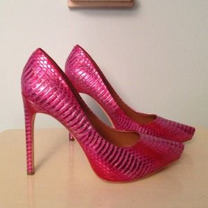 Never worn Hot pink Rachel Roy shoes!