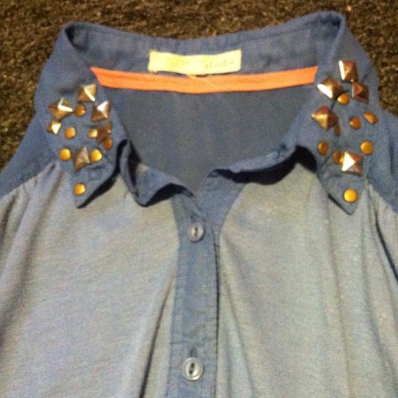 Colared shirt. - Picture 2 of 3