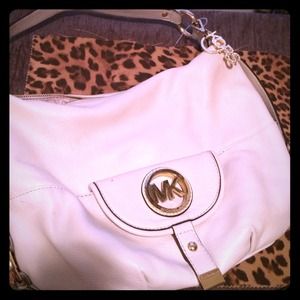 Michael kors vanilla shoulder bag w gold keychain