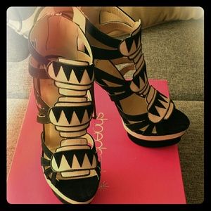 RESERVED favor32 NWB Shoedazzle Sally Shoe Size 8