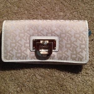 REDUCED 🎉 NWOT DKNY wallet