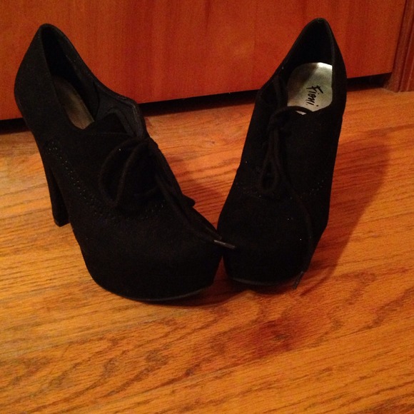 Black Fioni heels
