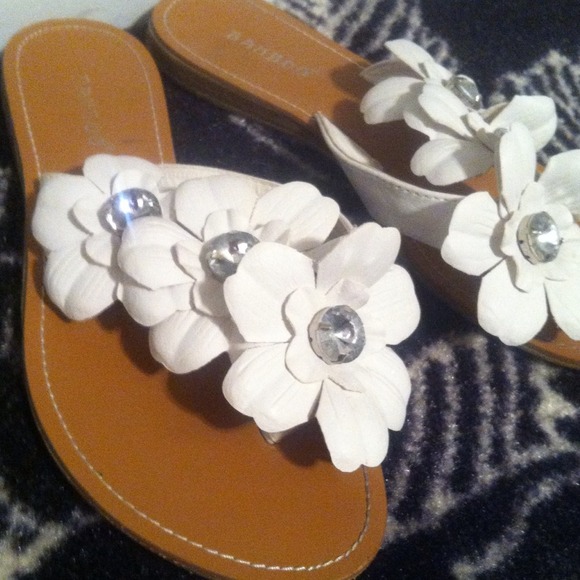 🌟🌟Flowered Sandals🌟🌟 - Picture 2 of 2