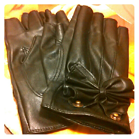 Fingerless faux leather gloves
