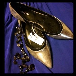 SOLD IN BUNDLE! NWT silver and black Express flats