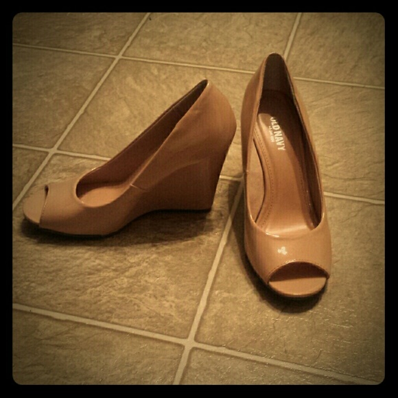 Nude patent leather wedges