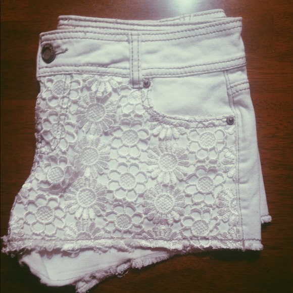 Crochet Flower Denim White Shorts