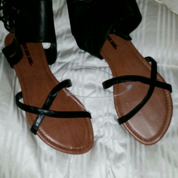 blk sandles - Picture 2 of 2