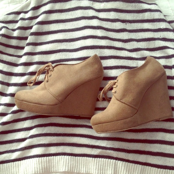 Tan wedge