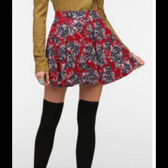 *SOLD ON VINTED -Urban Outfitters Red Floral Skirt - Picture 1 of 3
