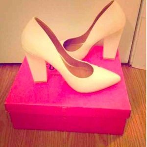 White heel size 7
