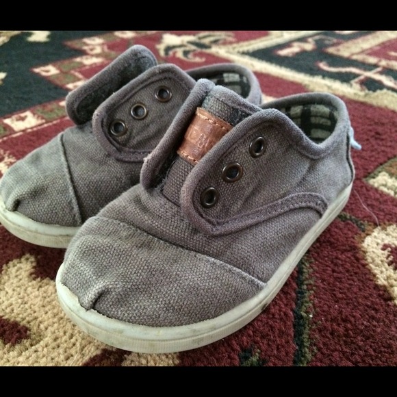 ✳️SOLD✳️ Toddler Toms